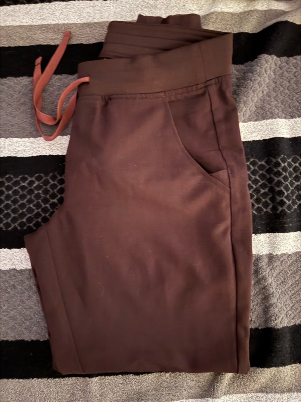 Figs Women's Jogger Pants in Brown (Espresso)